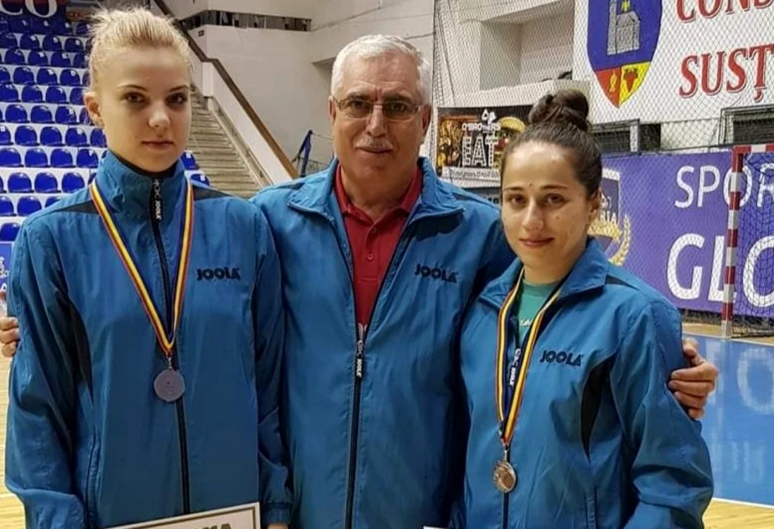 Adina Diaconu şi Irina Ciobanu, alături de antrenorul emerit Petre Arnăutu FOTO: Facebook