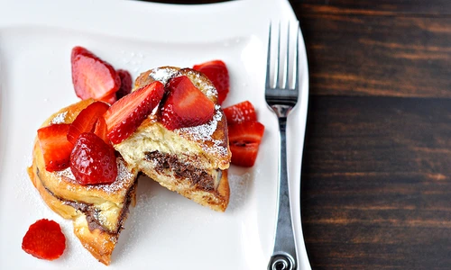 French toast cu crema de ciocolata si capsuni (2) jpeg