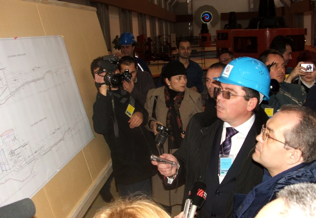 Directorul Grigoriu, prezentându-i, cu ani în urmă, premierului Emil Boc investiţiile pe Siret. FOTO: D.S.