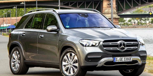 Automobil cu sistem de propulsie hibrid 