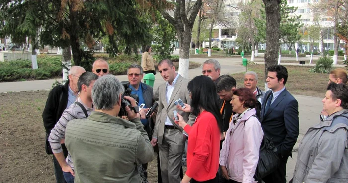 Deputatul exclus din partid o organizat o conferinţă de presă în parc foto: Claudiu Dumitrache