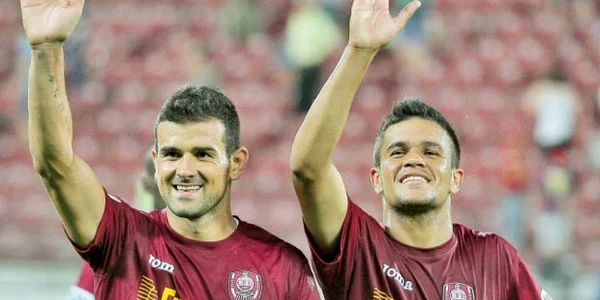 Portughezul Cadu (stânga) şi brazilianul Bastos, coechipieri la CFR 