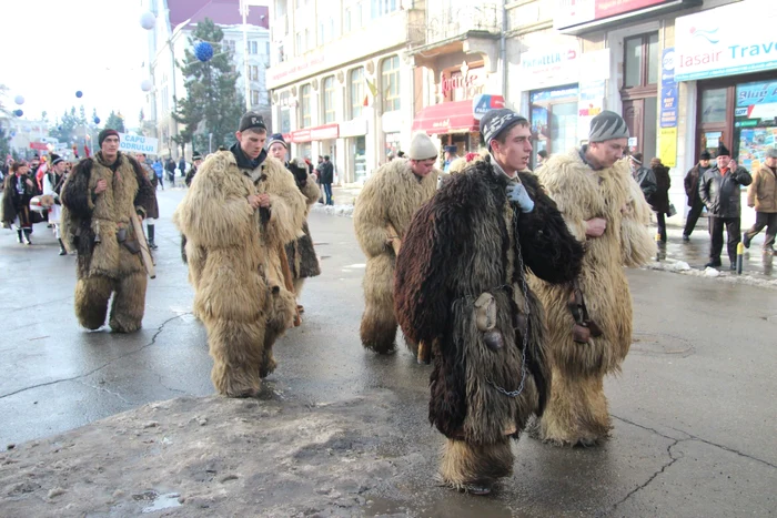 Jocul Ursului este unul dintre cele mai spectaculoase jocuri păstrate în satele din România