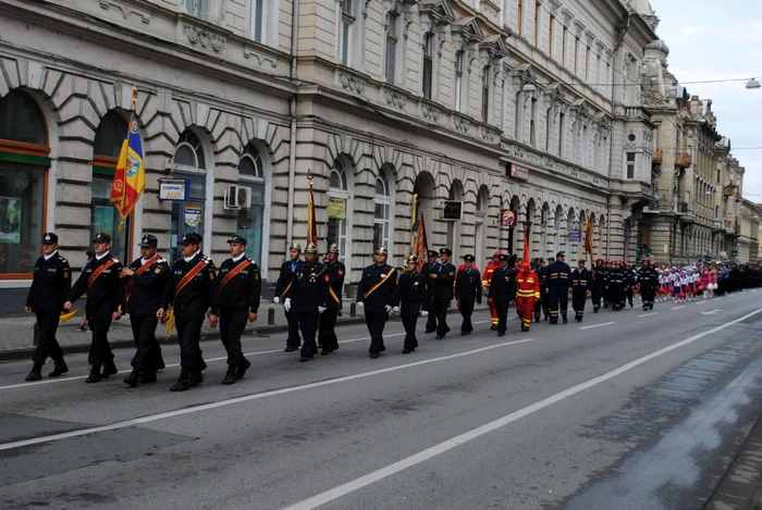 Defilarea a avut loc pe traseul ISUJ Arad – str.
Horea – Bdul. Revoluţiei -  Teatru –
Primărie – Teatru