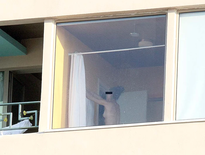 La final, a așezat frumos prosopul la  locul lui, dar tot  nu și-a dat seama că  e în văzul tuturor