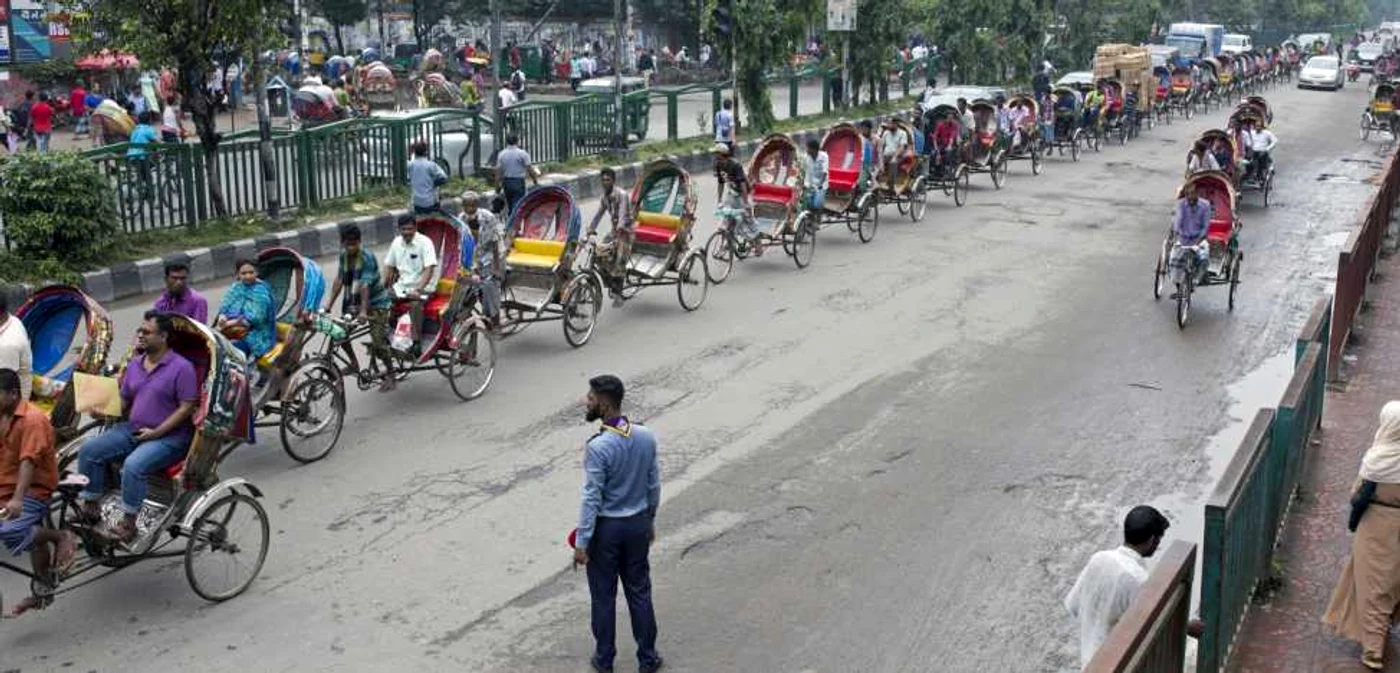 Dacca, Bangladesh. Acţiune de sensibilizare pentru creşterea siguranţei rutiere FOTO EPA-EFE