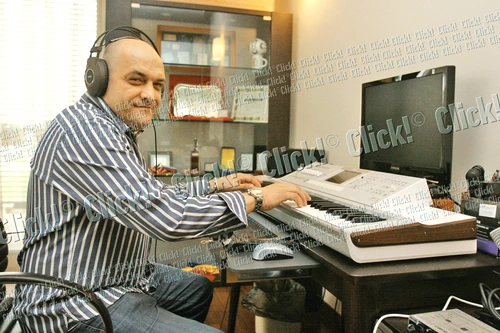 În birou, am descoperit ceva la care nu ne aşteptam: Balint se pricepe şi la muzică...
