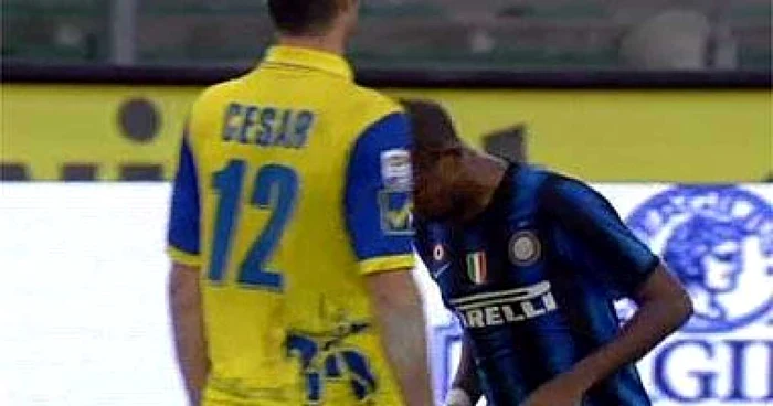 Samuel Eto'o l-a lovit cu capul în piept pe slovenul Cesar