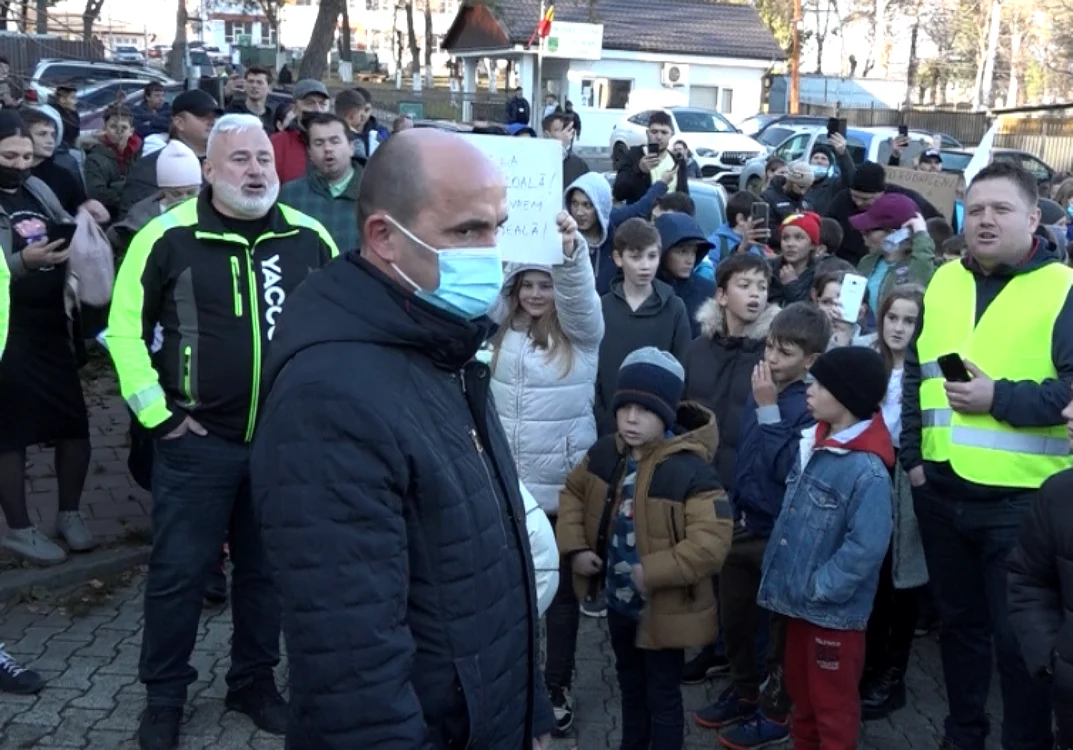 Primarul Miron, la protestul faţă de şcoala online FOTO: Oana Şlemco