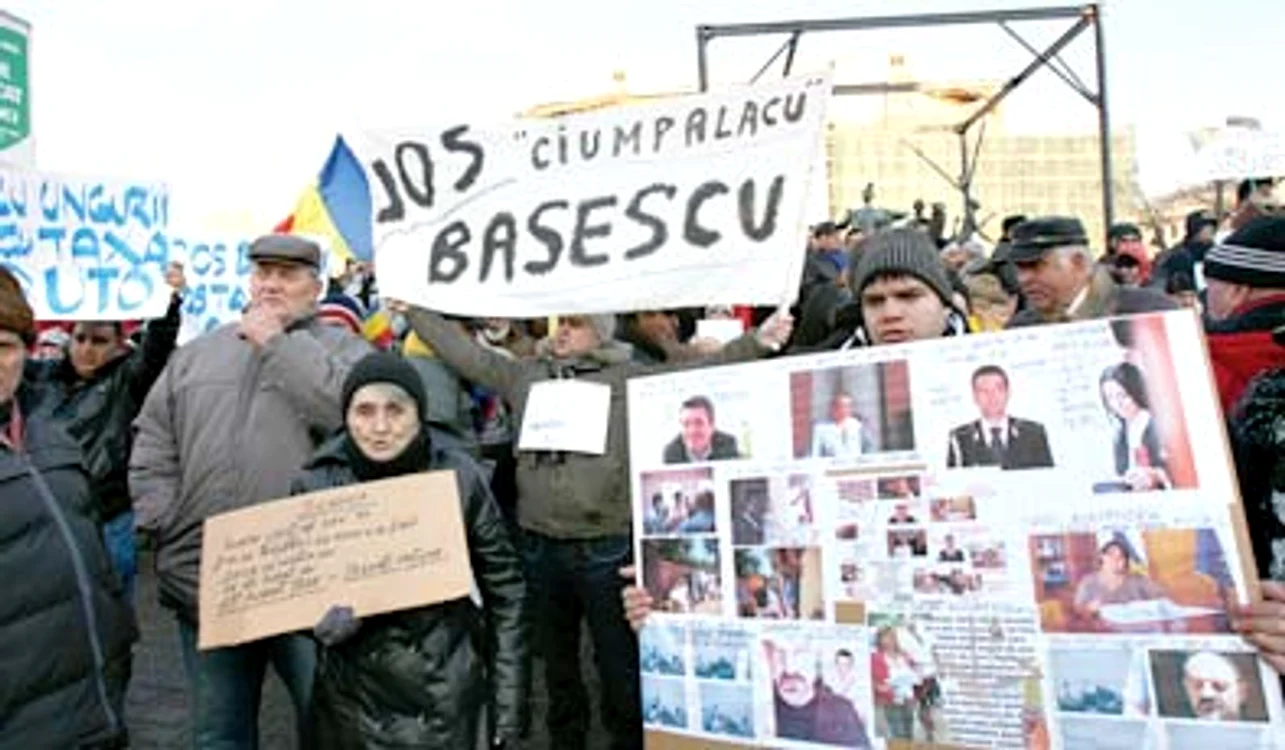 De zece zile, românii ies în stradă şi cer demisia preşedintelui Traian Băsescu
