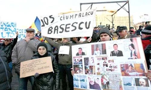 De zece zile, românii ies  în stradă şi cer demisia  preşedintelui Traian Băsescu jpeg
