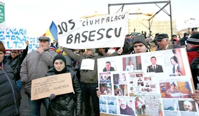 De zece zile, românii ies în stradă şi cer demisia preşedintelui Traian Băsescu