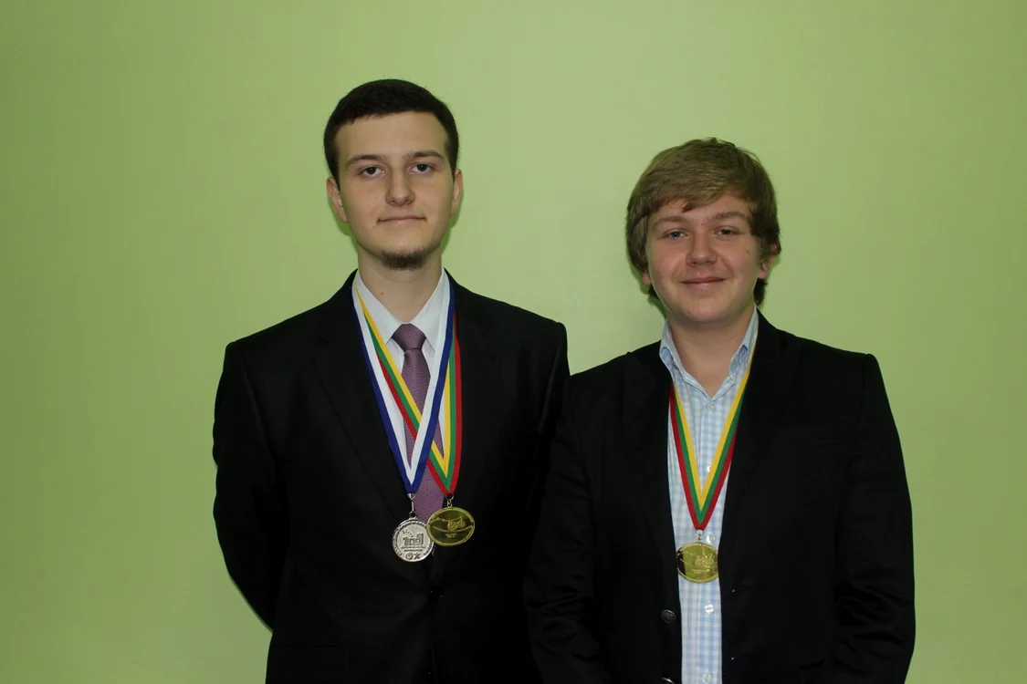 Paul Andrei Draghiş şi Tudor Suciu au câştigat medalia de aur la Olimpiada Internaţională de Astronomie