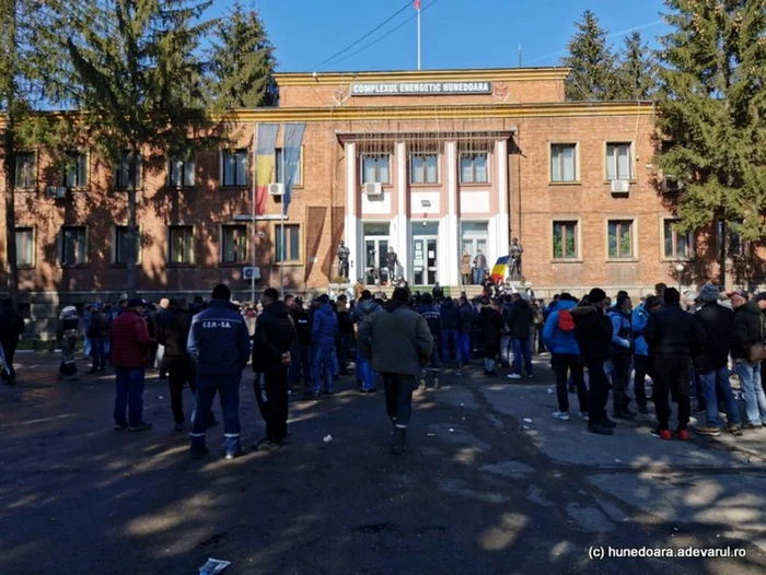 Minerii au protestat în curtea Complexului Energetic Hunedoara. ADEVĂRUL.