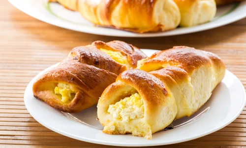 Cornuri cu branza  Sursa foto shutterstock 151503191 jpg