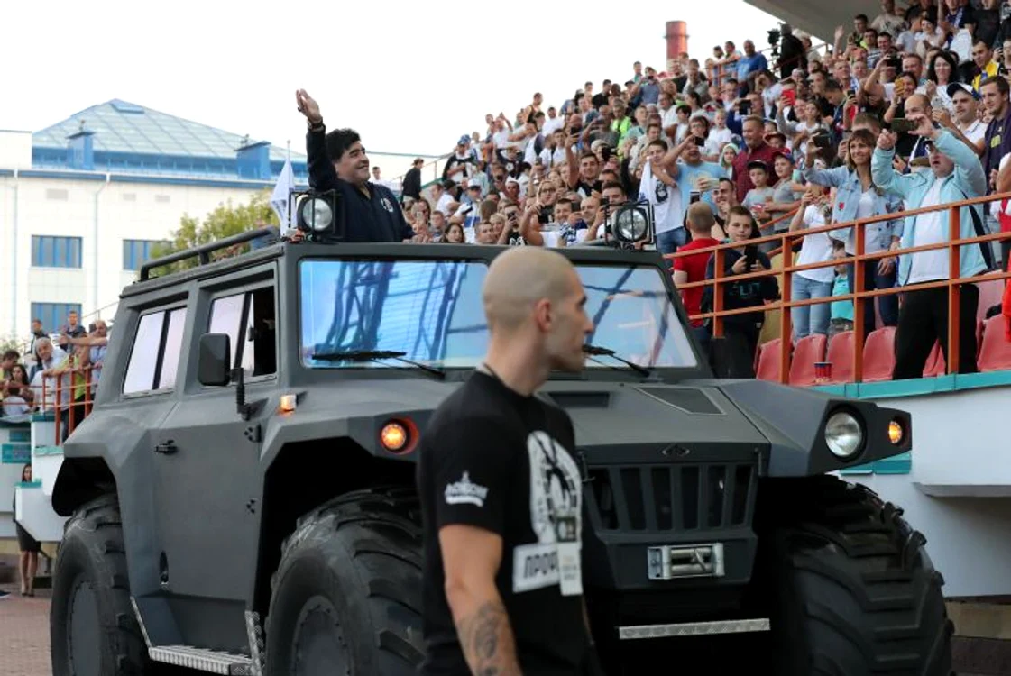 
    Maradona a încercat să facă jonglerii cu mingeaFOTO: EPA  