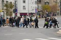 Oameni care traverseaza strada pe trecerea de pietoni in Bucuresti - populatie FOTO Shutterstock 