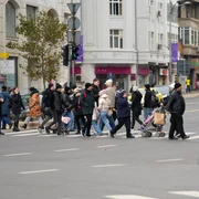 Oameni care traverseaza strada pe trecerea de pietoni in Bucuresti - populatie FOTO Shutterstock 