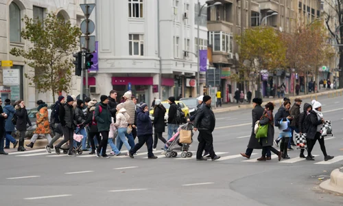 Oameni care traverseaza strada pe trecerea de pietoni in Bucuresti - populatie FOTO Shutterstock 