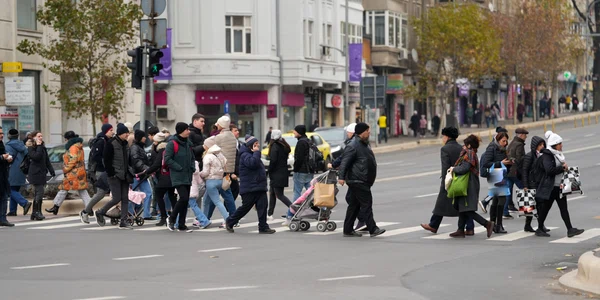 Oameni care traverseaza strada pe trecerea de pietoni in Bucuresti - populatie FOTO Shutterstock 