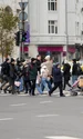 Oameni care traverseaza strada pe trecerea de pietoni in Bucuresti - populatie FOTO Shutterstock 