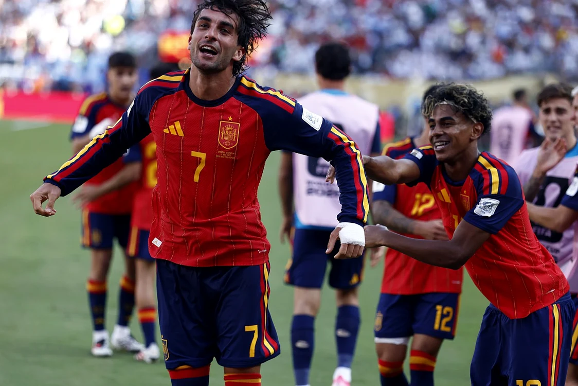 Torres și Yamal sărbătoresc golul care a adus Spaniei titlul mondial (Foto: EPAImages)