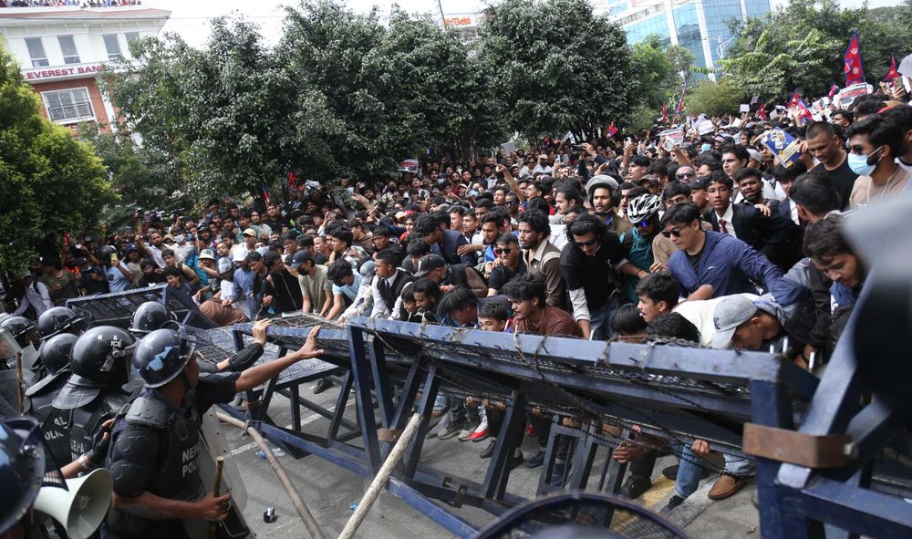 Nepalul renunță la interdicția privind rețelele sociale după proteste violente soldate cu 19 morți