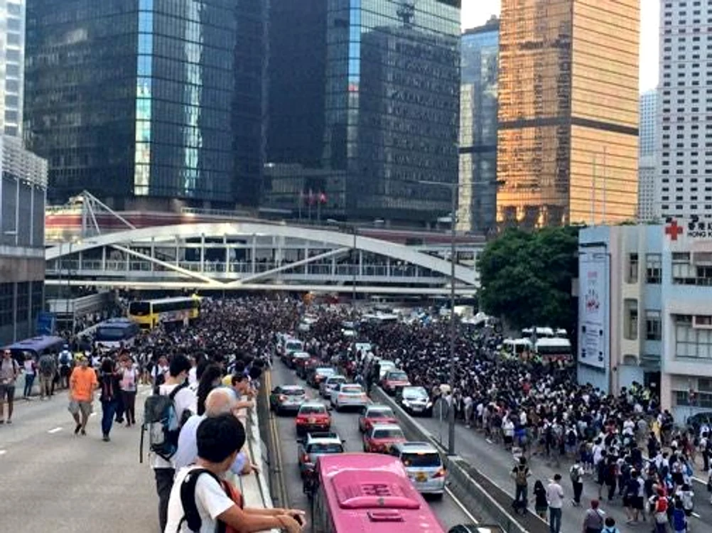 Protestele din Hong Kong au degenerat şi poliţia a intervenit în forţă