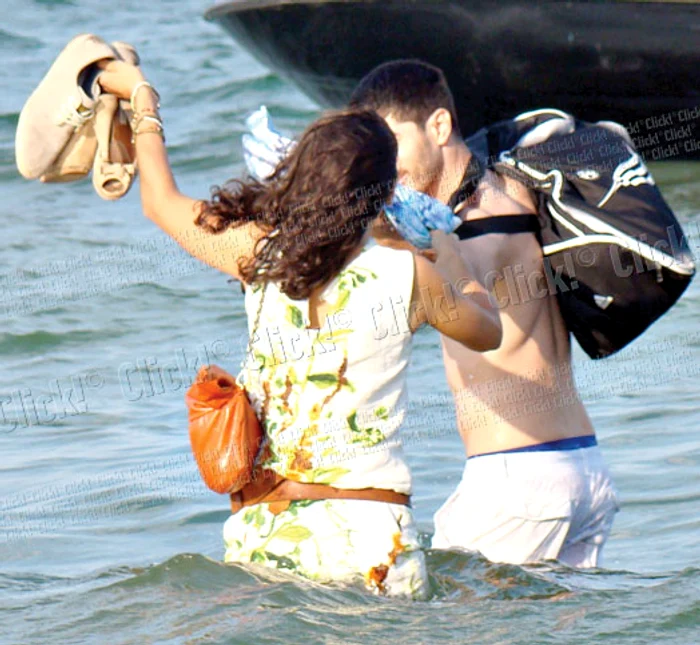 Prietenul Mihaelei a cărat bagajele până la şalupă