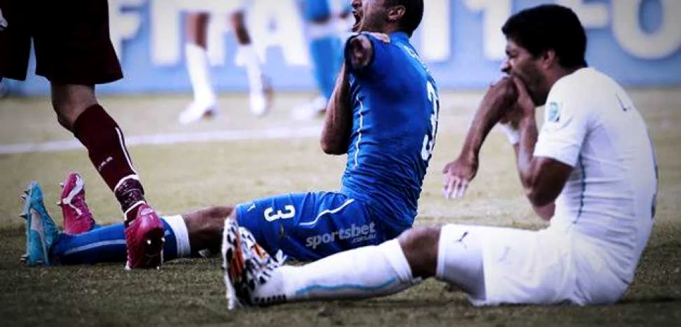 Luis Suárez (dreapta) şi Giorgio Chiellini, fotbalist pe care l-a muşcat în timpul unui meci FOTO Twitter