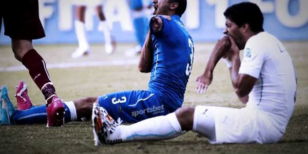 luis suarez si giorgio chiellini foto twitter
