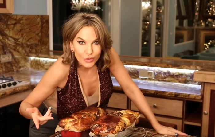 
    Annei Lesko i-au ieșit doi cozonaci plini de nucă și cacao  