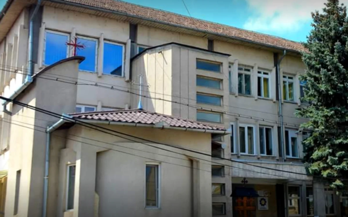 Bărbatul s-a aruncat de la etajul I al spitalului.