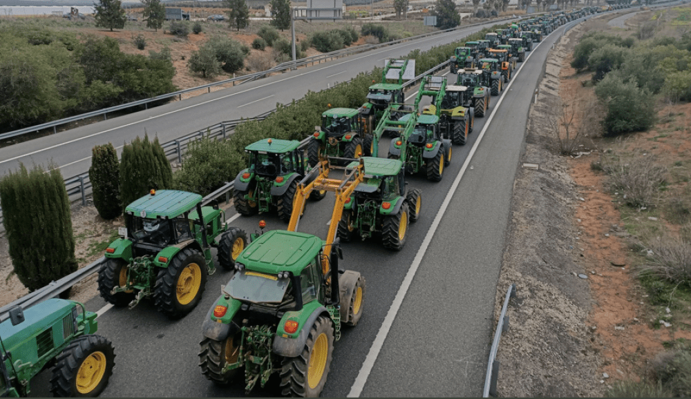 Importul de cereale fără taxe, din Ucraina, stârnește furia fermierilor. Sute de utilaje agricole, în stradă