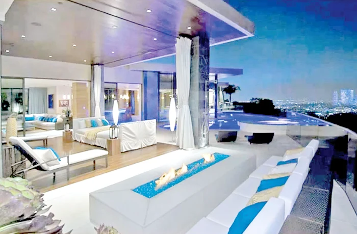 Piscină care iese din casă