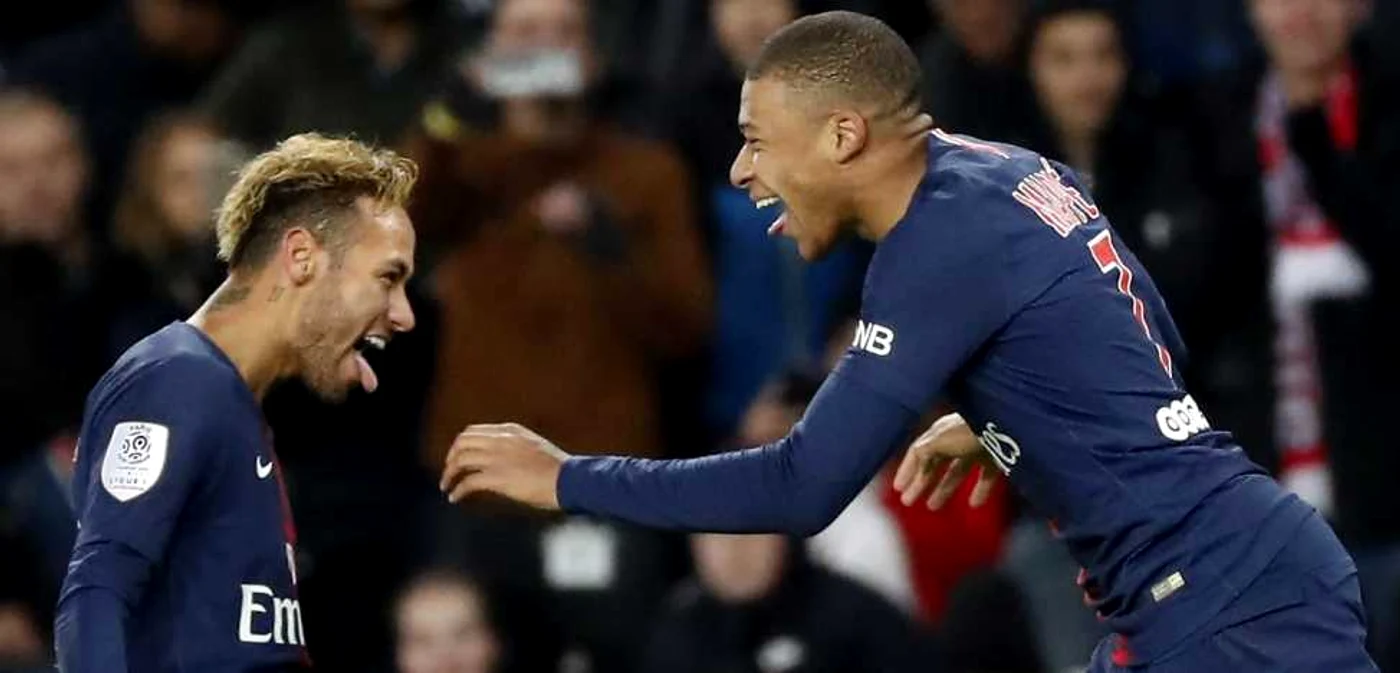 Kylian Mbappe (D) de la Paris Saint Germain se bucură cu coechipierul Neymar Jr în timpul meciului de fotbal din Ligue 1 franceză între Paris Saint-Germain (PSG) şi Lille (LOSC) la Paris Franţa FOTO EPA-EFE / Christophe Petit Tesson