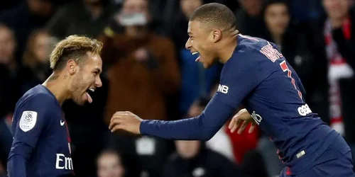 Kylian Mbappe (D) de la Paris Saint Germain se bucură cu coechipierul Neymar Jr în timpul meciului de fotbal din Ligue 1 franceză între Paris Saint-Germain (PSG) şi Lille (LOSC) la Paris Franţa FOTO EPA-EFE / Christophe Petit Tesson