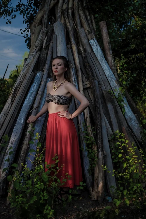 
    Adela Popescu, şedinţă foto la ţarăFoto: Talentivity  