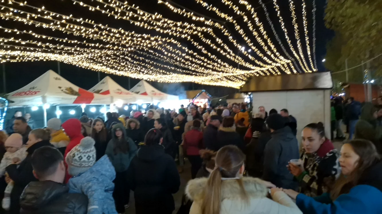 Aglomerație mare în seara deschiderii Târgului de Crăciun FOTo: A.M.
