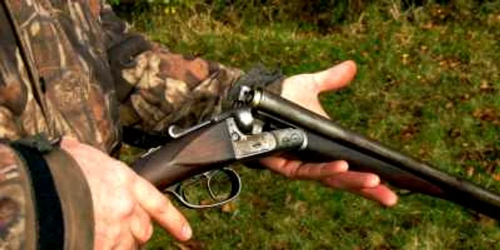 Bărbatul a împuşcat accidental de un coleg de vânătoare