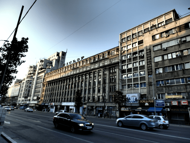 Povestea garajului miliardarilor din București, prima parcare supraterană din România. Era printre cele mai moderne clădiri din E…