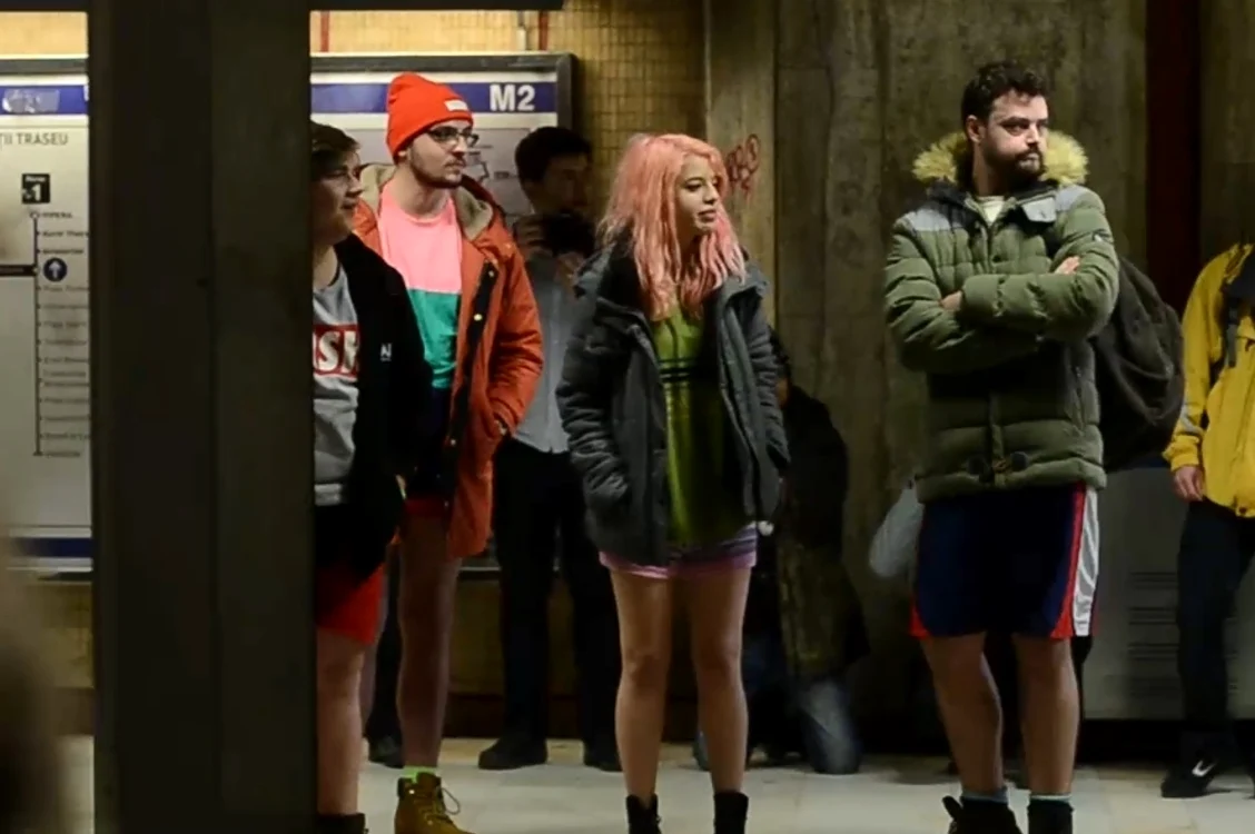 Ziua fără pantaloni la metrou a adunat puţini temerari în BucureştiFoto: David Muntean