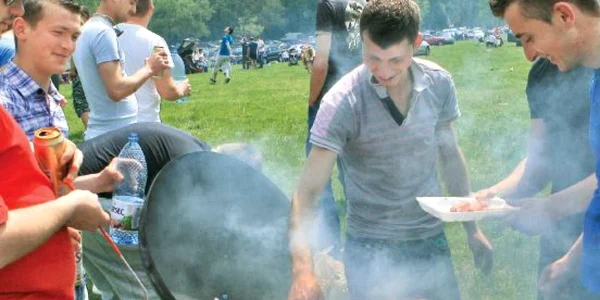 Cei care fac mizerie sunt amendaţi cu 200 de lei 