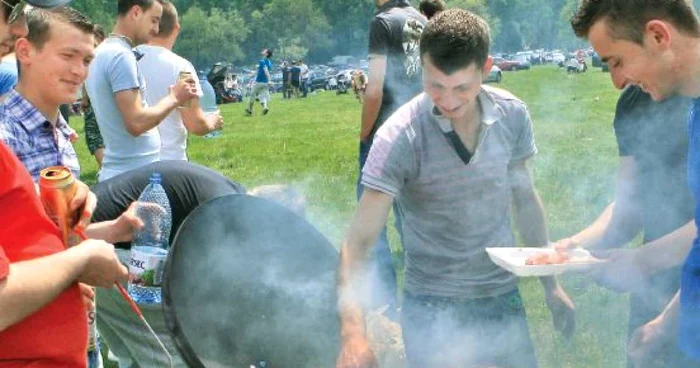 Cei care fac mizerie sunt amendaţi cu 200 de lei 