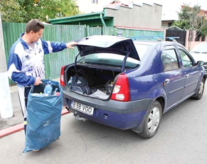 Maşina de serviciu: un  autoturism marca Logan 