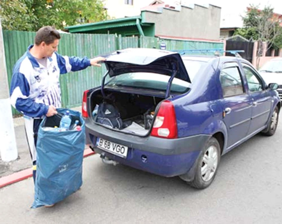 Maşina de serviciu: un  autoturism marca Logan 