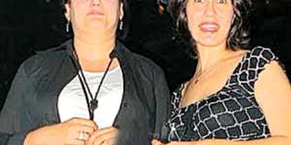 Carmen (dreapta), în urmă cu aproximativ cinci luni, înainte de promovare 