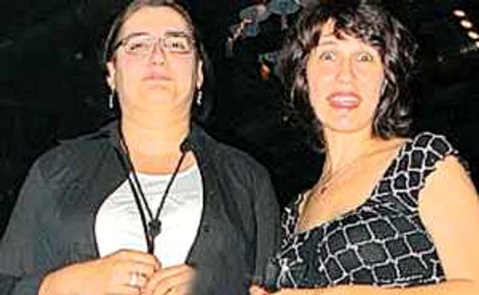 Carmen (dreapta), în urmă cu aproximativ cinci luni, înainte de promovare
