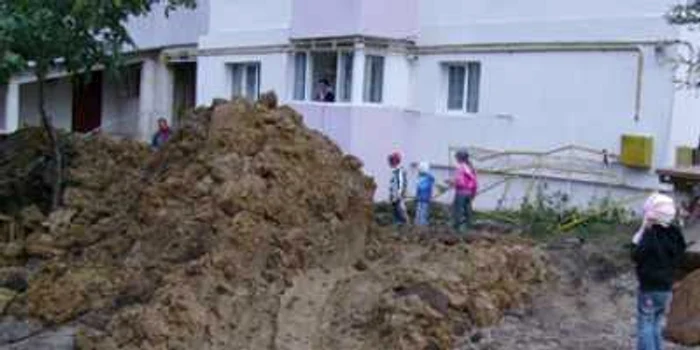 Suceava: Copiii îşi pun viaţa în pericol jucându-se în tranşeele din oraş