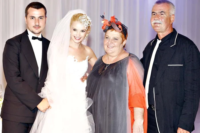 17 august 2009: Cei doi s-au căsătorit civil, la Primaria Sectorului 2  din Capitală. Actriţa  a fost atât de emoţionată  în acea zi, încât a plâns (FOTOGRAFII: ARHIVĂ PERSONALĂ)